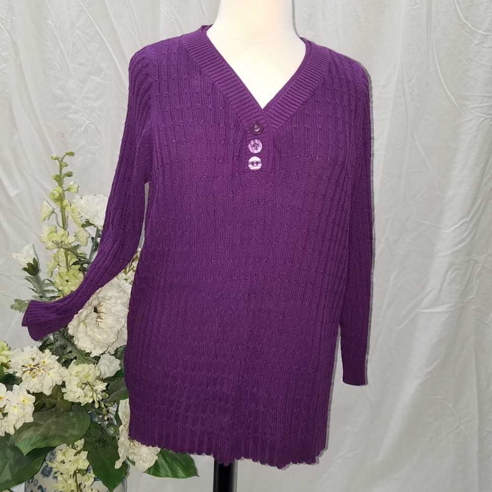 Like New! V Neck w/ Buttons. Longer length.